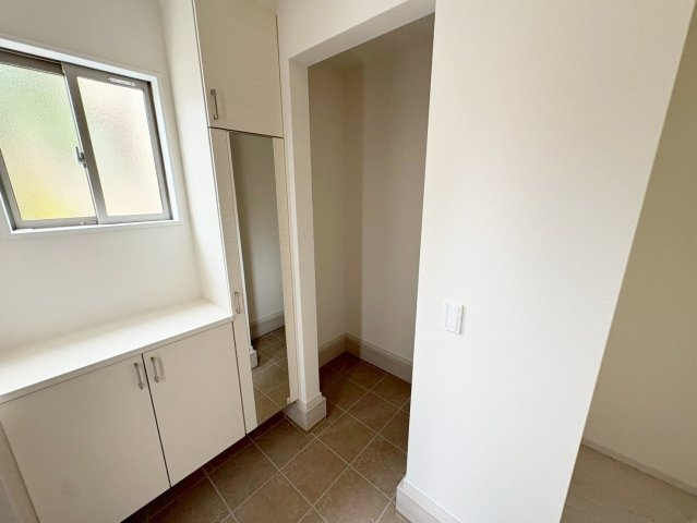 醍醐大高町　２号棟の玄関|【２号棟】
シューズインクローク付きの広々玄関。靴だけでなく、お子様のお外遊びのおもちゃ、ベビーカー、ゴルフバックなどもそのままイン！