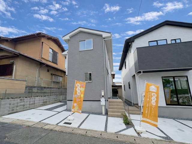 醍醐大高町　２号棟の外観|即ご内覧＆ご入居可能！
おうちを実際に見てみませんか？
◆小学校まで徒歩１分
◆収納力あるおうち！
◆閑静な住宅街となっております。（R7.11撮影）