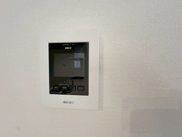 醍醐大高町　２号棟のセキュリティ|【２号棟】
モニターで訪問者を確認できるので、知らない人やセールス・勧誘など避けられて安心です！