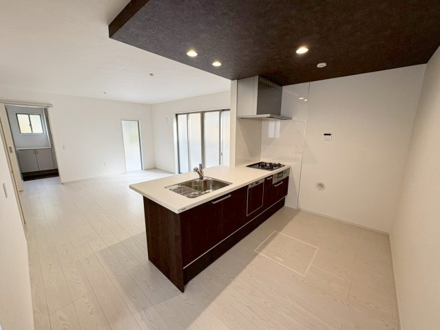 醍醐大高町　２号棟の居間・リビング|【２号棟】
木の温かみが感じられる木目を基調としたリビングです。リビング側・キッチン側の双方からお互いの姿が見え、お料理中もお子様の様子を見守れます♪