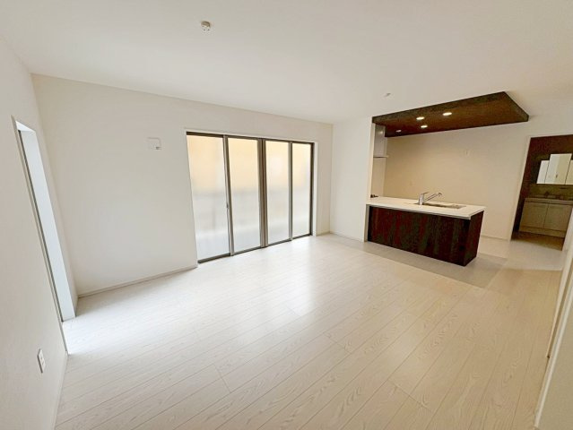 醍醐大高町　２号棟の居間・リビング|【２号棟】
白を基調としたシンプルな仕上げのリビングは、インテリアプランも考えやすい♪ソファーを置いて家族団らんや、お気に入りのダイニングテーブルで楽しくお食事が楽しめますね！