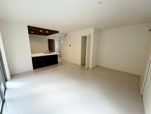 醍醐大高町　２号棟の居間・リビング|【２号棟】
奥行きあるリビングは、ソファーやテーブルなど十分に置くゆとりがございます。