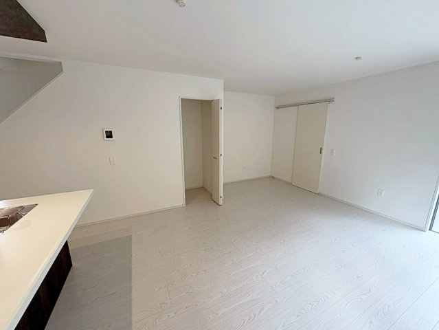 醍醐大高町　２号棟の居間・リビング|【２号棟】
リビングに設けた収納にはお掃除グッズなどの収納ができ、生活感を隠すこともできちゃいます。