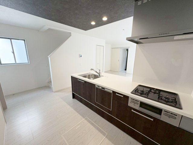 醍醐大高町　２号棟のキッチン|【２号棟】
食器洗乾燥機や3コンロ、グリルが備え付けのシステムキッチンで毎日のお料理が楽しめちゃう！