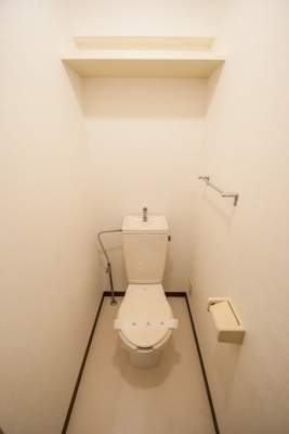 【トイレ】 | グリーンウッド | 棚が便利なトイレです(^^)／※同物件別部屋参考画像です