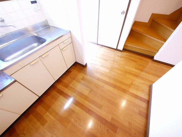 サンライズ三笠Ⅰのキッチン|コンパクトなキッチンで掃除もラクラク