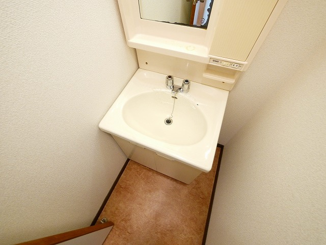 サンライズ三笠Ⅰの洗面所|明るい洗面所です