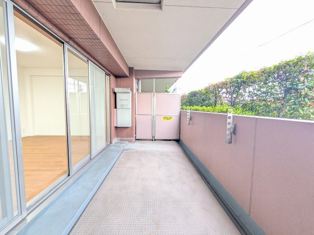 マイキャッスル椚田のバルコニー|～南向きで陽当たりの良いバルコニー　洗濯物がよく乾きそうです～