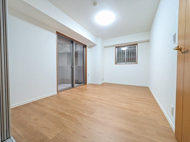 マイキャッスル椚田の寝室|～7.0帖の主寝室　ベッドなど大型家具のレイアウトもしやすい広さです～