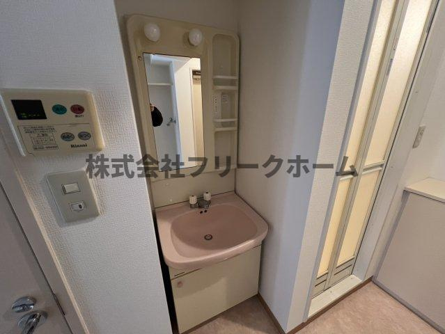 三鷹市下連雀３丁目の賃貸マンションの洗面所