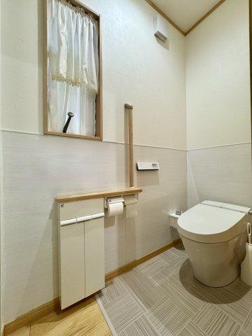 中央区萩丘一丁目のトイレ|トイレ床壁3面タカラクリーンパネルを使用しております。またタンクレストイレになっておりますよ♪