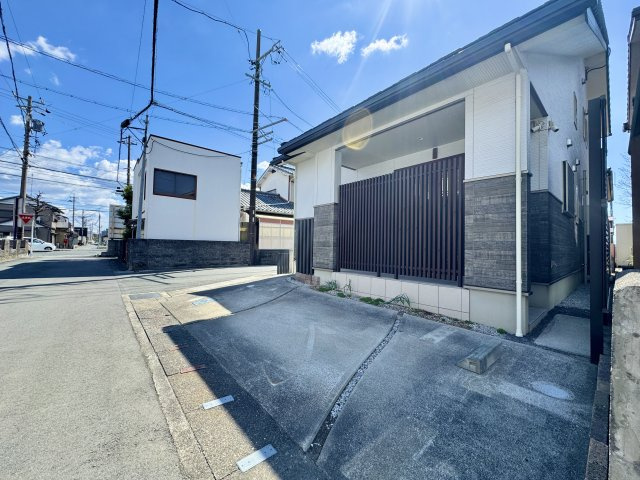 中央区萩丘一丁目の駐車場|自宅前、北側の駐車場です。こちらに１台停めることが可能です。