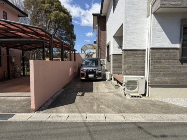 中央区萩丘一丁目の駐車場|自宅前、南側の駐車場です。こちらは縦列で２台停めることができますよ。（※車種による）
