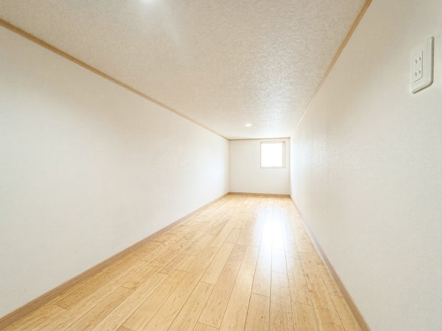 中央区萩丘一丁目の収納|こちらは２Ｆ、７帖の小屋裏収納のお部屋です。これだけの空間の収納があれば、モノが多い方でも収納に困ることはありませんよ。プライバシー確保のため、家具を消してみました。イメージ画像です。