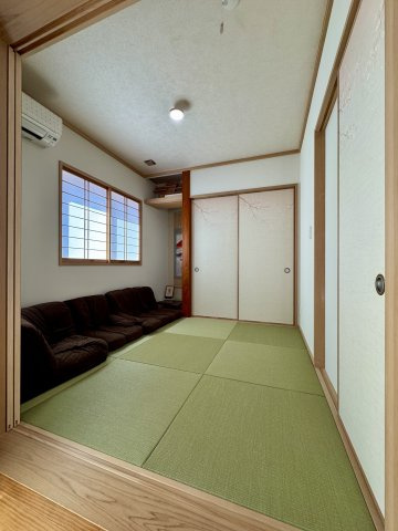 中央区萩丘一丁目の和室|ＬＤＫ続きにある4.5帖の和室です。畳は琉球畳を使用しており、落ち着いた趣となっております。