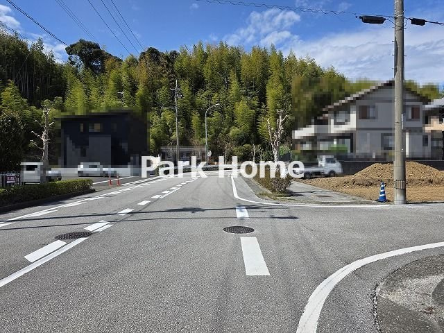 南国市緑ヶ丘3丁目-2期2棟- 新築戸建ての前面道路含む現地写真