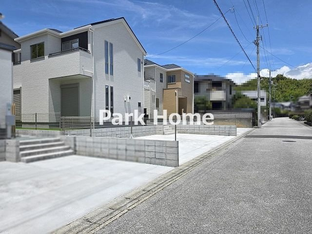 南国市緑ヶ丘3丁目-2期2棟- 新築戸建ての前面道路含む現地写真|2号地　2026.7月