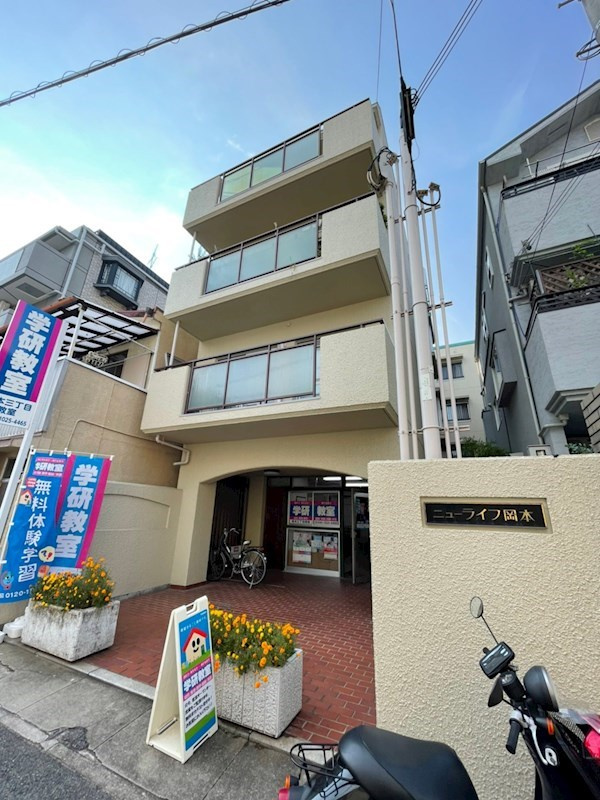 ニューライフ岡本のエントランス