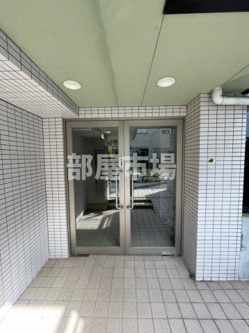 山田マンションのエントランス