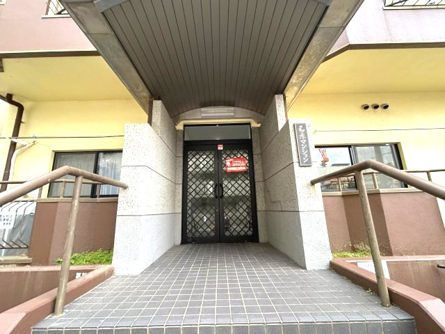 三景マンションのエントランス
