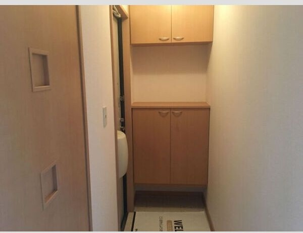 Three Woods Y&F　Bの玄関