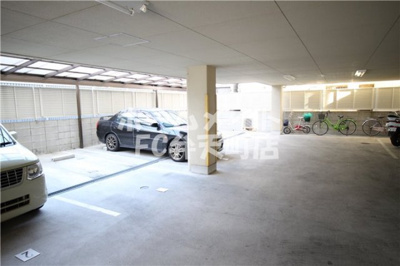 【駐車場】 | パーククレセント | 車をお持ちの方に嬉しい駐車場付きの物件です