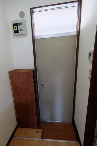 高橋ハイツの玄関|同タイプの別室画像です　現状優先でご了承ください