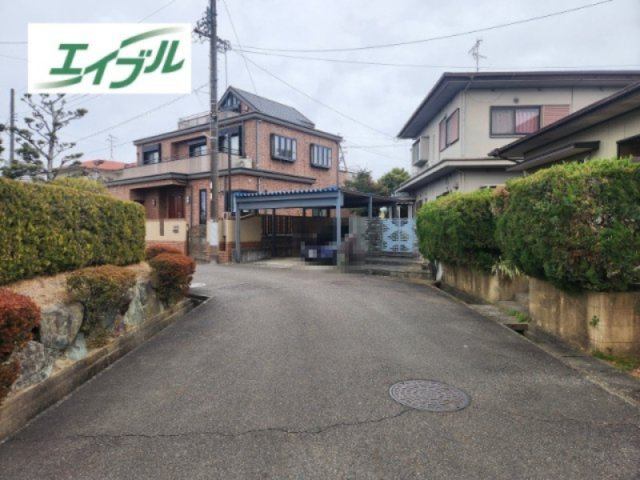 小牧市桃ケ丘２丁目　中古戸建の前面道路含む現地写真