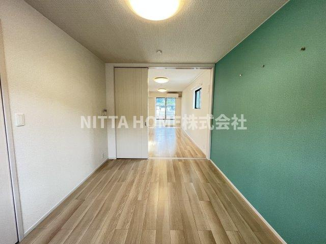 丹波市柏原町北山のアパートの洋室|引き戸を開けると６.１帖の洋室です＊