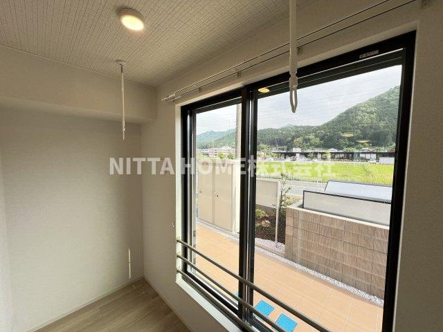 丹波市柏原町北山のアパートのバルコニー|物干しが可能なサンルーム◎