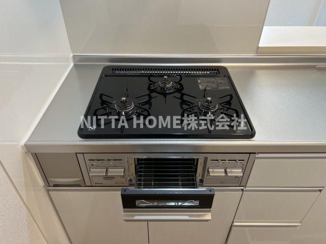 丹波市柏原町北山のアパートのキッチン|３口コンロで料理のしやすい設備です＊