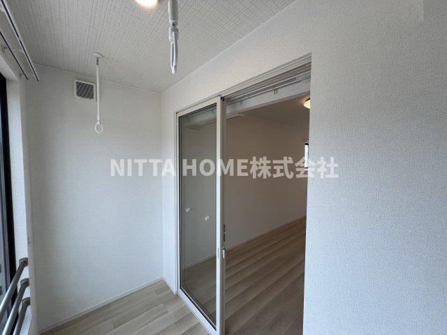 丹波市柏原町北山のアパートのバルコニー|２．１帖の南向きサンルームです◇