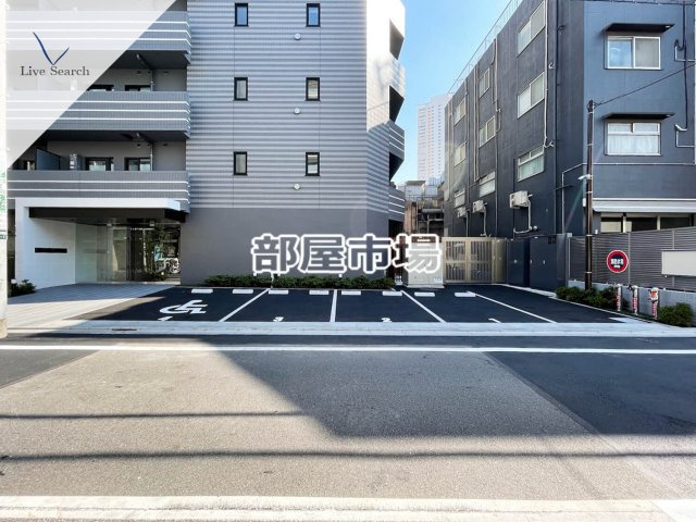 コンフォリア日暮里の駐車場