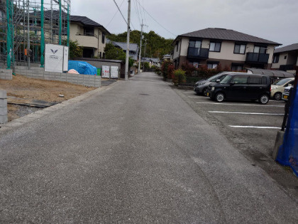 【駐車3台可能】南国市緑ヶ丘2期1号棟　新築一戸建ての前面道路含む現地写真|閑静な住宅街です。