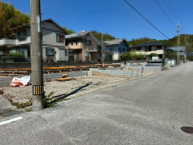 【駐車3台可能】南国市緑ヶ丘2期1号棟　新築一戸建ての前面道路含む現地写真|※2026/4/16撮影。