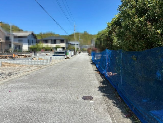 【駐車3台可能】南国市緑ヶ丘2期1号棟　新築一戸建ての前面道路含む現地写真|※2026/4/16撮影。
