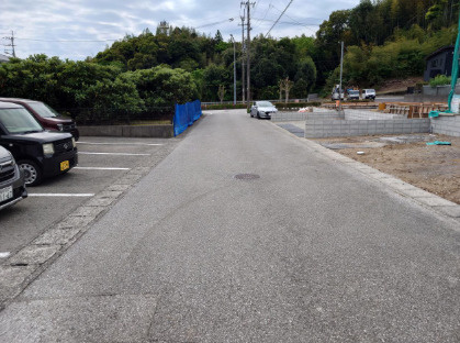 【駐車3台可能】南国市緑ヶ丘2期1号棟　新築一戸建ての前面道路含む現地写真|余裕のある道路で駐車もしやすい◎