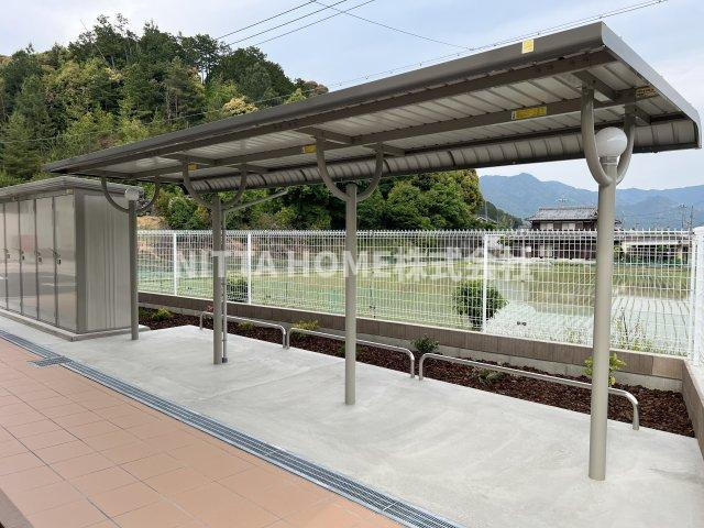 クレール丹波Ⅱのその他共用部分|屋根付きの駐輪場は無料で使用可能です！