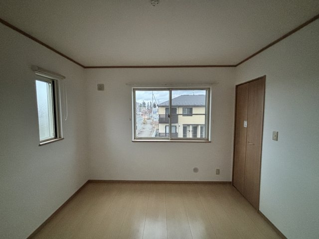コルトーナGの居間・リビング|※入居中の為、同タイプ別（間取り反転）のお部屋の写真となります。