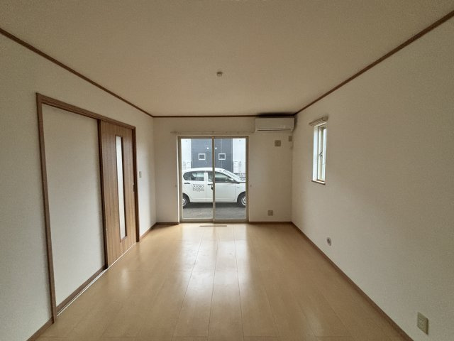 コルトーナGの居間・リビング|※入居中の為、同タイプ別（間取り反転）のお部屋の写真となります。