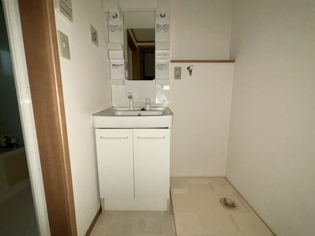 コルトーナGの洗面所|※入居中の為、同タイプ別（間取り反転）のお部屋の写真となります。