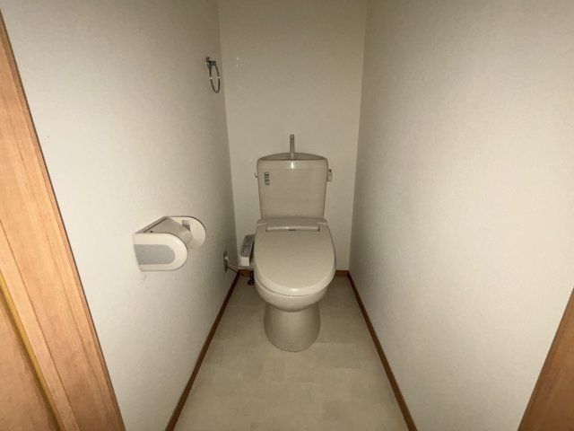 コルトーナGのトイレ|※入居中の為、同タイプ別（間取り反転）のお部屋の写真となります。
