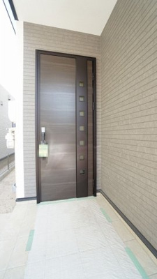 【玄関】 | 薬師が丘２丁目　４ＬＤＫ＋ＳＩＣ戸建て | ハイデザインの玄関でお客様をお迎えします