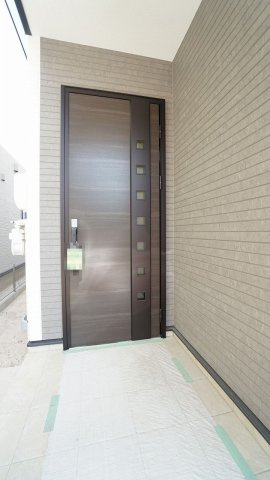 【玄関】 | 薬師が丘２丁目　４ＬＤＫ＋ＳＩＣ戸建て | ハイデザインの玄関でお客様をお迎えします
