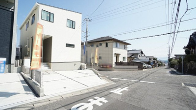 【前面道路含む現地写真】 | 薬師が丘２丁目　４ＬＤＫ＋ＳＩＣ戸建て | 約２０帖ひろびろＬＤＫの４ＬＤＫ＋ＳＩＣ戸建て　角地で日当たり良好、開放的な環境　カップボードつきキッチン　各生活施設とアクセス良