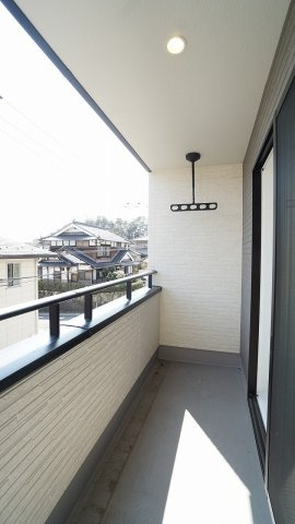 【バルコニー】 | 薬師が丘２丁目　４ＬＤＫ＋ＳＩＣ戸建て | 陽当り、眺望も良好なバルコニー
