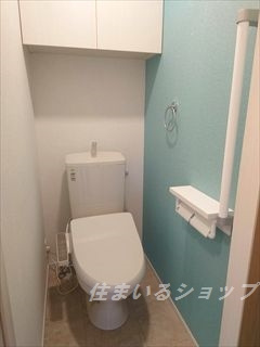 カーサ・グランデ　Ｂのトイレ|シャワートイレ・収納棚あり