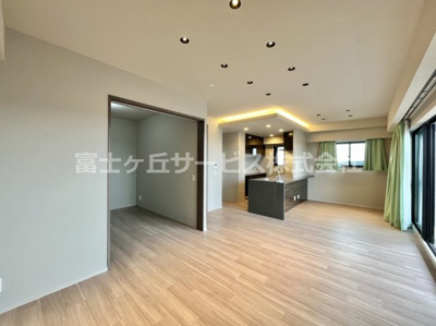 【居間・リビング】 | レ・ジェイド袋井駅前 | LDK18.5帖