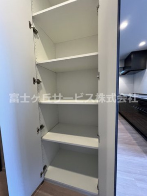 【収納】 | レ・ジェイド袋井駅前 | キッチン横の収納棚