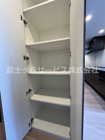 【収納】 | レ・ジェイド袋井駅前 | キッチン横の収納棚